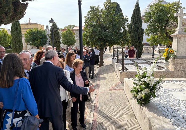 La ofrenda floral, al terminar el acto en el Cementerio Histórico San Miguel.